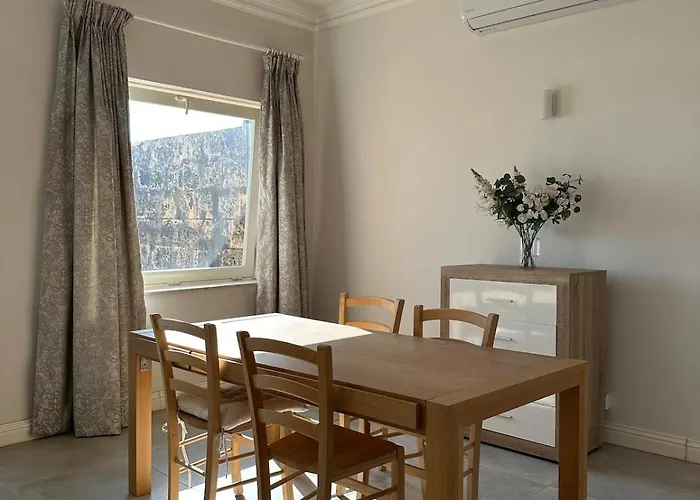 Minimal, Breezy, Coastal Chic Life * Valletta